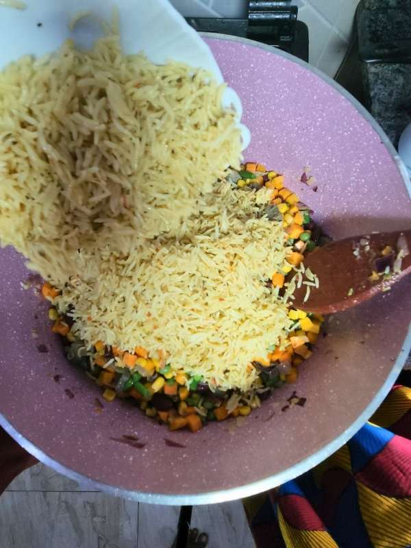 pouring-the-rice-into-the-pot