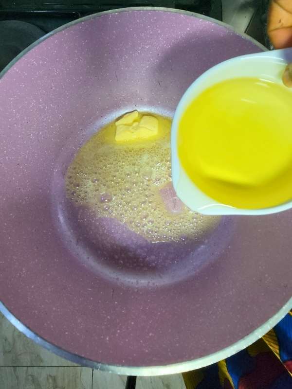 vegetable-oil-and-butter-inside-the-cooking-pot