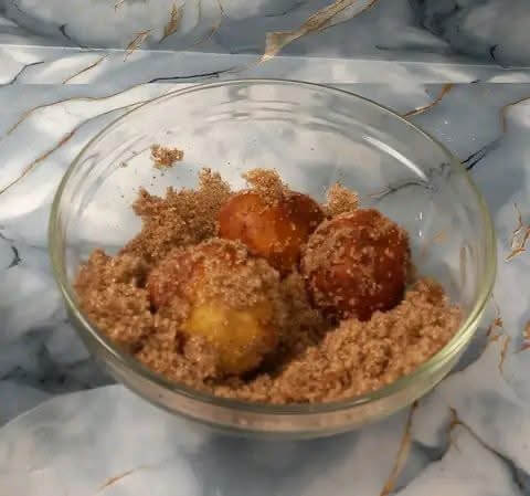 dust-with-sugar-to-enjoy-your-banana-buns-more