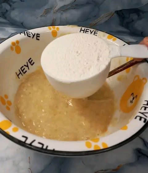 adding-the-flour-to-the-mashed-banana