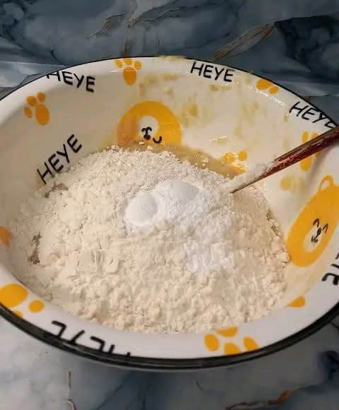 adding-sugar-to-the-flour