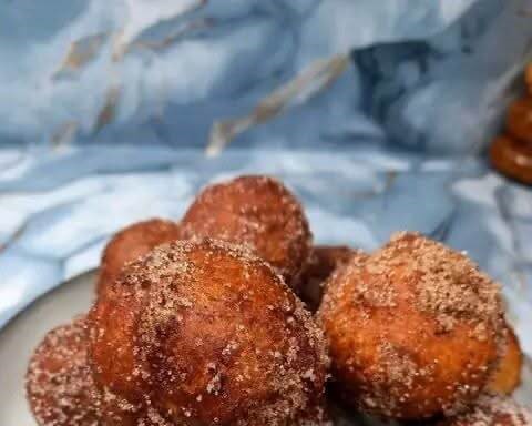 golden-brownish-deep-fried-doughnuts-in-a-white-plate