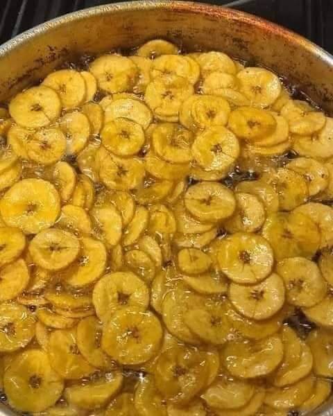frying-the-plantain-in-a-vegetable-oil