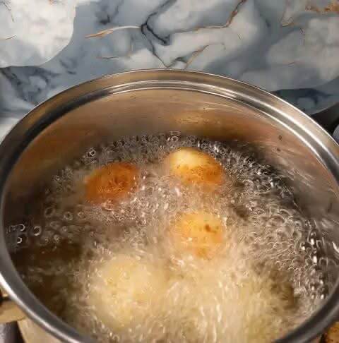 frying-the-banana-buns