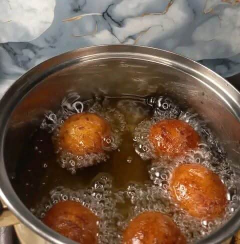 golden-deep-fried-doughnuts-in-the-hot-oil