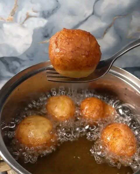 draining-the-banana-buns-out-from-the-hot-oil