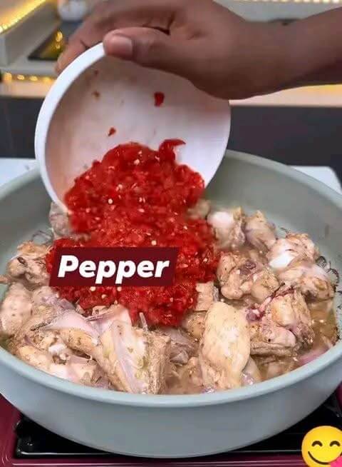adding-pepper-in-the-cabbage-chicken-sauce-recipe